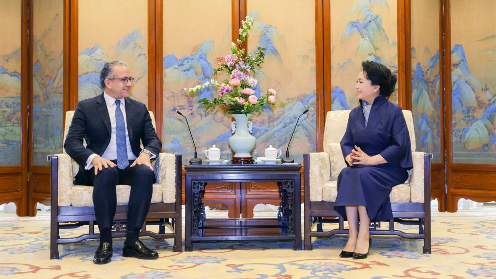 Peng Liyuan rencontre le directeur général de l’UNESCO à Beijing Peng Liyuan rencontre le directeur général de l’UNESCO à Beijing