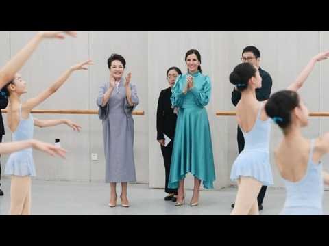Peng Liyuan et Tamara Vucic visitent l’Académie de danse de Beijing Peng Liyuan et Tamara Vucic visitent l’Académie de danse de Beijing